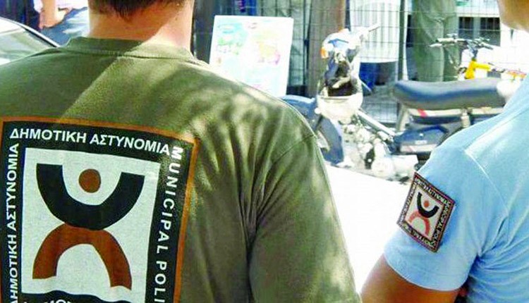 Πήγε να… πατήσει δημοτικό αστυνομικό στο κέντρο της πόλης!